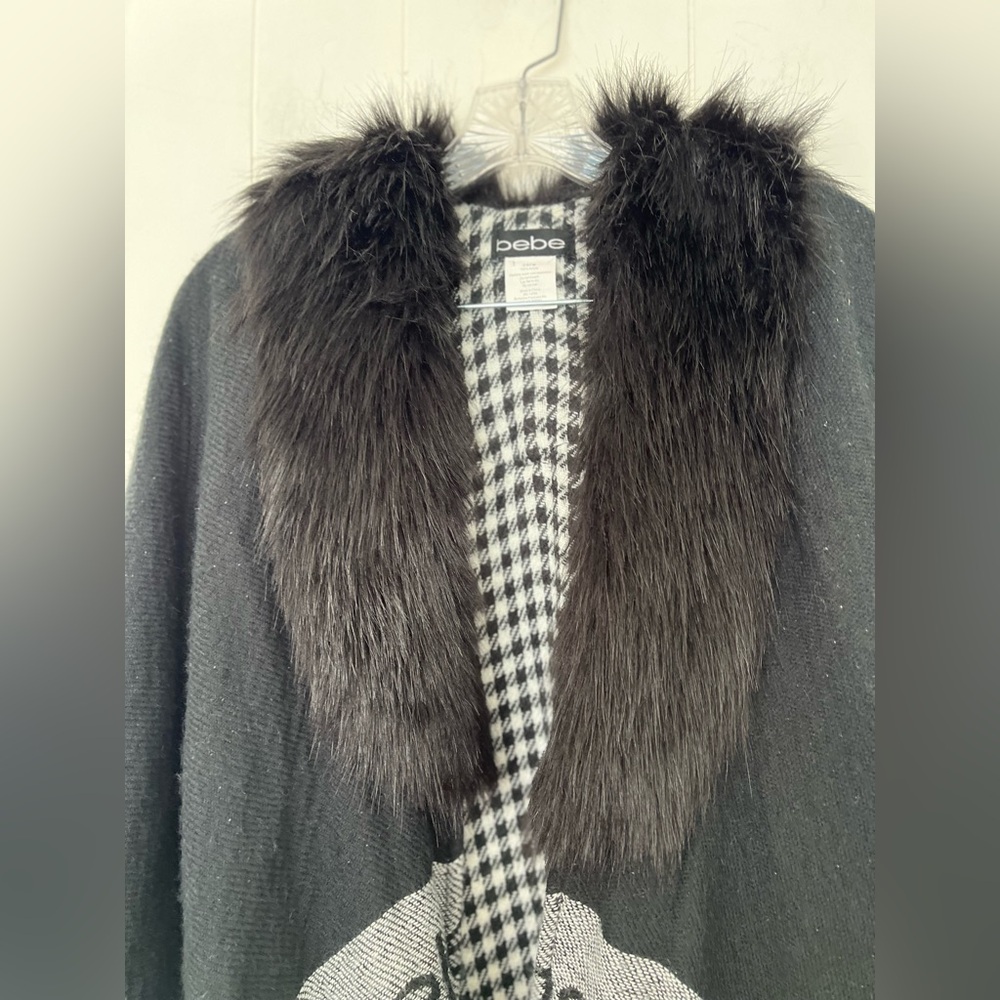 BeBe Ruana With Faux Fur Black Houndstooth - Picture 3 of 12